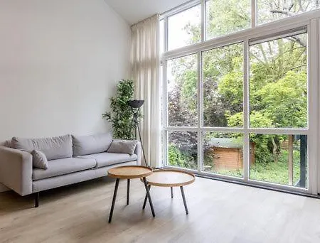 Bright Ground-floor With Garden アパート