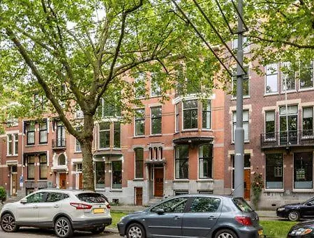 Bright Ground-floor With Garden アパート